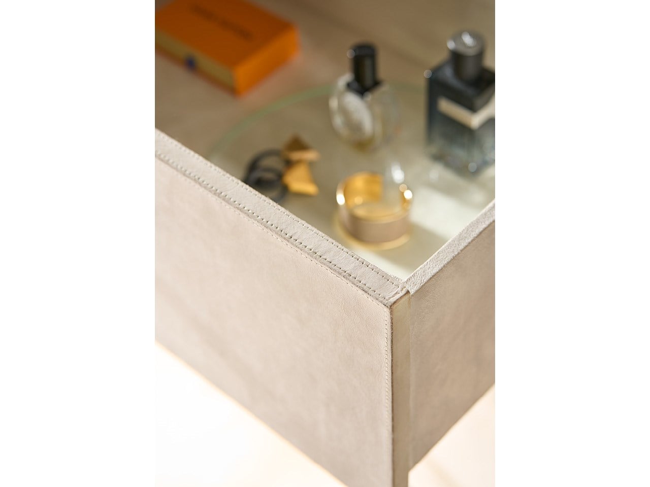 Lira Dresser